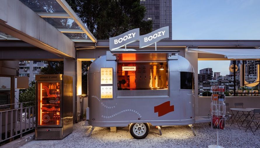信義區 Boozy Boozy 帶你登上空中花園的立飲露營車，享受微醺台北夜晚！