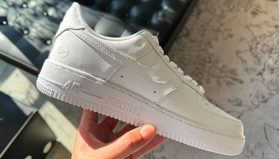 fragment design 聯手 Nike 推出全新 Air Force 1 Low 聯名鞋款，一探中底刻痕 Logo 驚喜！