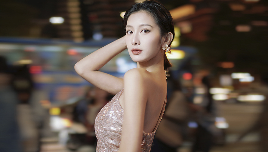 閃光燈下的Mira:天蠍座女神如何征服時尚與銀幕
