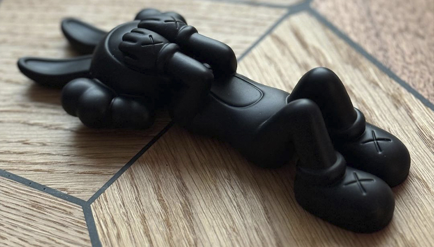 限量藝術珍藏:KAWS「CALM NIGHT」雕塑,絕美登場!