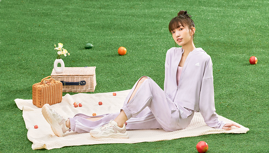 『春日輕盈,adidas Sportswear粉紫色系列登場』 — 為您的衣櫥注入早春新活力!