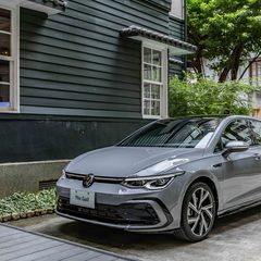 24年式 The Golf 為智慧結晶的集大成之作，全車系標配完整 IQ.DRIVE 智能駕駛輔助系統，280 eTSI R-Line 以上車型配置 IQ.LIGHT 智慧燈組，280 eTSI Style 以上車型另有HUD 投影式抬頭顯示器與 Harman Kardon 環繞音響系統，強化行車安全同時打造一流與聽覺盛宴。